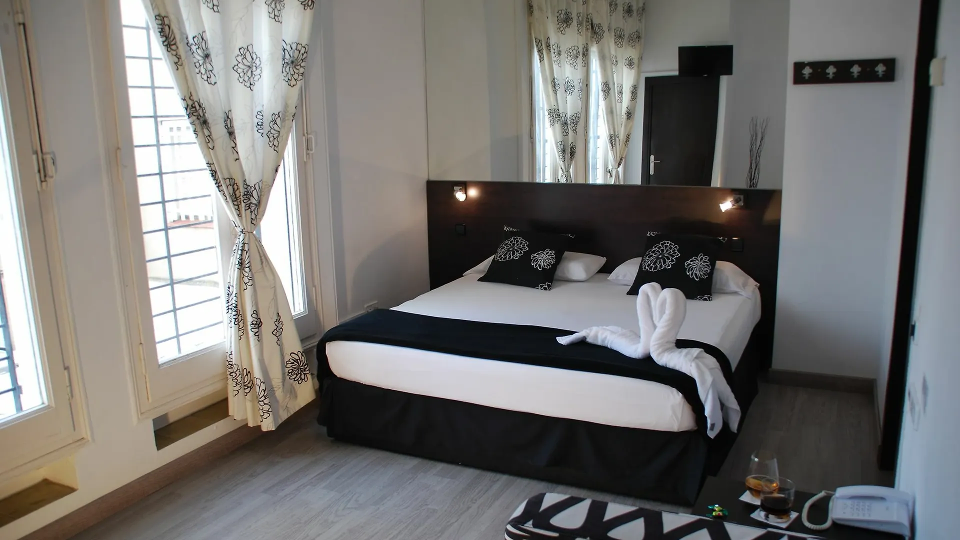 *** Love hotel Hotel Casita Amarilla Barcelona Spain